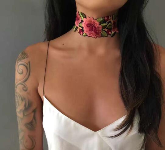 Rosé Choker